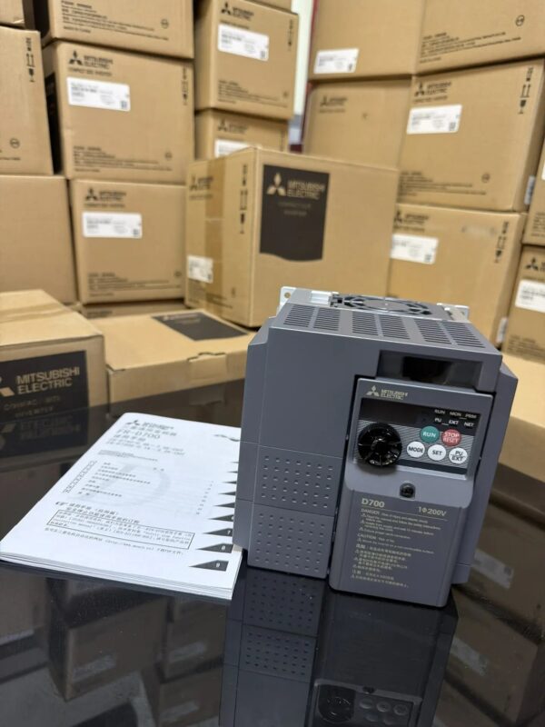 Mitsubishi Electric FR-D720S-100SS-ES (FR-D720S-22K-cht) - фото Mitsubishi Electric FR-D720S-100SS-ES (FR-D720S-22K-cht) - фото
